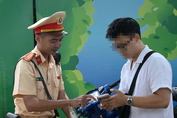 Trung tá Mai Xuân Tứ nhấn mạnh thêm: "Dịp nghỉ lễ 2/9 năm nay trên địa bàn TP Hà Nội sẽ tổ chức điểm bắn pháo hoa, đơn vị đã xây dựng phương án phân luồng riêng, bố trí lực lượng hướng dẫn giao thông từ xa, bảo đảm an toàn tuyệt đối cho nhân dân đi lại, thưởng thức nghệ thuật và xem pháo hoa".
