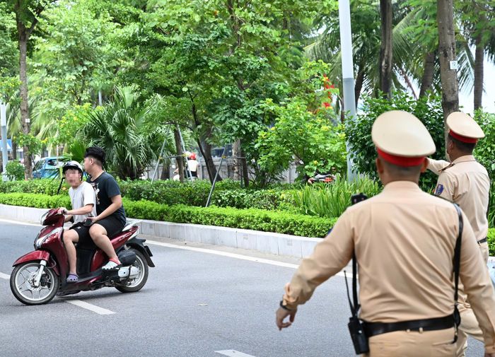 Trung tá Mai Xuân Tứ (Đội CSGT số 2) cho biết, ngoài kiểm soát nồng độ cồn để ngăn tai nạn giao thông, tổ công tác còn tập trung kiểm tra, xử lý tình trạng thanh, thiếu niên điều khiển mô tô, xe gắn máy, xe máy điện vi phạm các lỗi phổ biến như: Chưa đủ tuổi lái xe, không đội mũ bảo hiểm, nồng độ cồn hay tụ tập chạy xe thành đoàn.