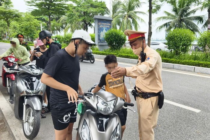Nhiều trường hợp là học sinh dưới 16 tuổi (thiếu niên áo phông đen trong ảnh) cũng bị CSGT kiểm tra, chấn chỉnh và liên hệ với phụ huynh để làm rõ việc giao xe máy cho các cháu điều khiển ra đường, tiềm ẩn nguy cơ xảy ra tai nạn giao thông.