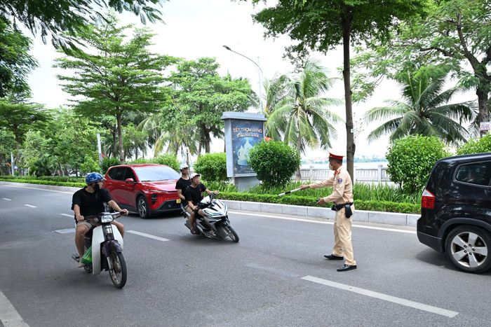Không chỉ xử lý vi phạm nồng độ cồn, các tổ tuần tra còn tập trung ngăn chặn, xử lý các đối tượng thanh, thiếu niên chạy xe máy lạng lách, vượt ẩu.