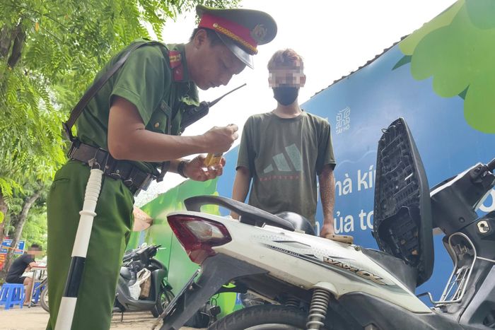 "Nam thanh niên có dấu hiệu bỏ chạy nên lực lượng công an sẽ kiểm tra hành chính để làm rõ nguyên nhân vì sao anh ta không tuân thủ hiệu lệnh", cảnh sát cho biết.