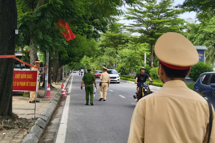 Trưa 31/8, dù đang trong kỳ nghỉ lễ Quốc khánh 2/9, các đơn vị thuộc Phòng CSGT Công an TP Hà Nội vẫn miệt mài túc trực 100% quân số để hướng dẫn giao thông từ xa, bảo đảm an toàn tuyệt đối cho người dân đi lại. Đồng thời, một số tổ tuần tra kiểm soát chủ động xử lý triệt để các vi phạm là nguyên nhân chính gây ùn tắc và tai nạn như: Dừng đỗ sai quy định, vi phạm nồng độ cồn, không đội mũ bảo hiểm.