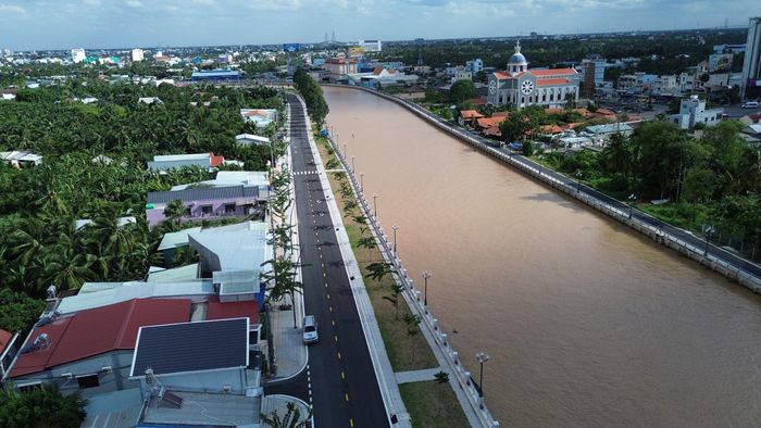 Tuyến đường dài khoảng 10km, đi qua các phường Đạo Thạnh và Mỹ Tho, tỉnh Đồng Tháp, đã được thảm nhựa, lắp đặt hệ thống chiếu sáng, trồng cây xanh và xây dựng bờ kè phòng, chống sạt lở. Công trình được kỳ vọng góp phần hoàn thiện hạ tầng giao thông đường thủy và đường bộ, kết nối các khu vực đô thị và cửa ngõ giữa Đồng Tháp với Tây Ninh.