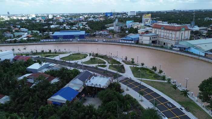 Điểm nhấn của dự án là hệ thống công viên cây xanh và tuyến đường uốn lượn qua các khu dân cư dọc sông. Những căn nhà lụp xụp, tuyến đường nhỏ hẹp trước đây đang được thay thế bằng không gian giao thông rộng rãi, khang trang hơn.