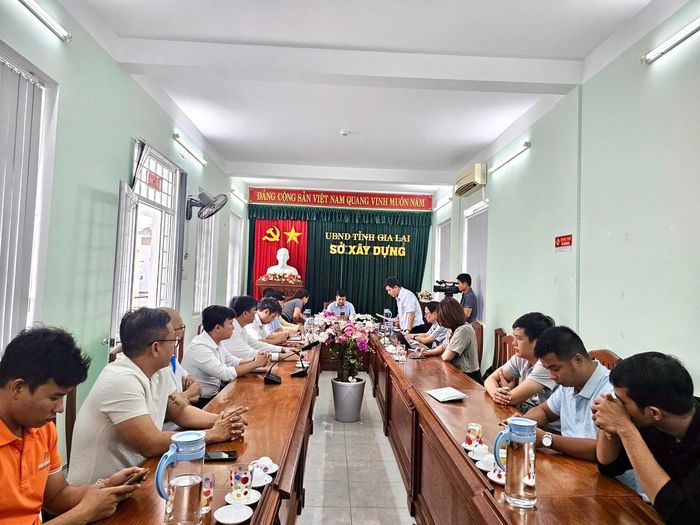Quang cảnh buổi họp khẩn.