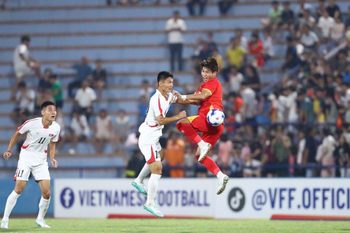 U20 CHDCND Triều Tiên (áo trắng) thắng đậm U20 Việt Nam (Ảnh: Đoàn Ca).