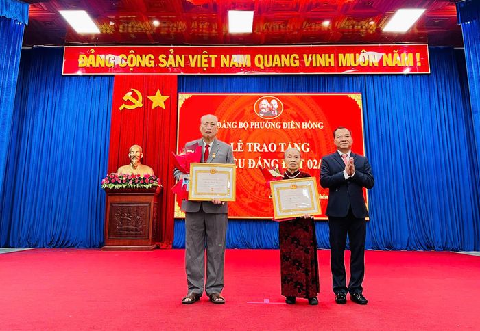 Bí Thư Đảng ủy phường Diên Hồng trao huy hiệu Đảng cho hai đảng viên tròn 60 năm tuổi Đảng↵