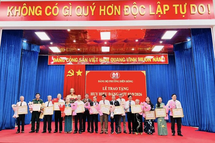 Niềm vui của các đảng viên khi đón nhận Huy hiệu Đảng↵