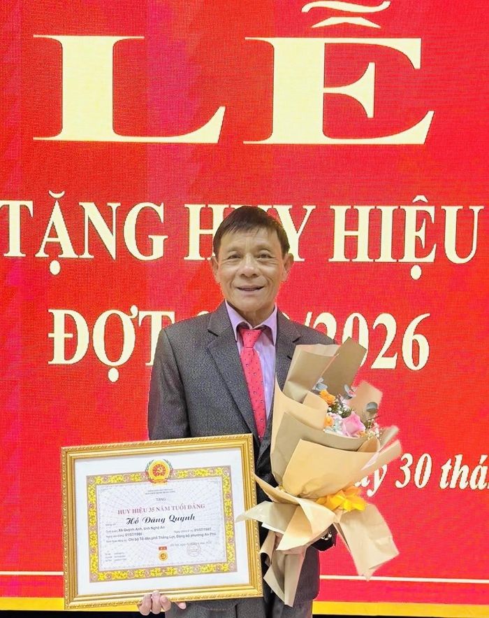 Đảng viên- CCB Hồ Đăng Quynh vừng khi nhận Huy hiệu Đảng