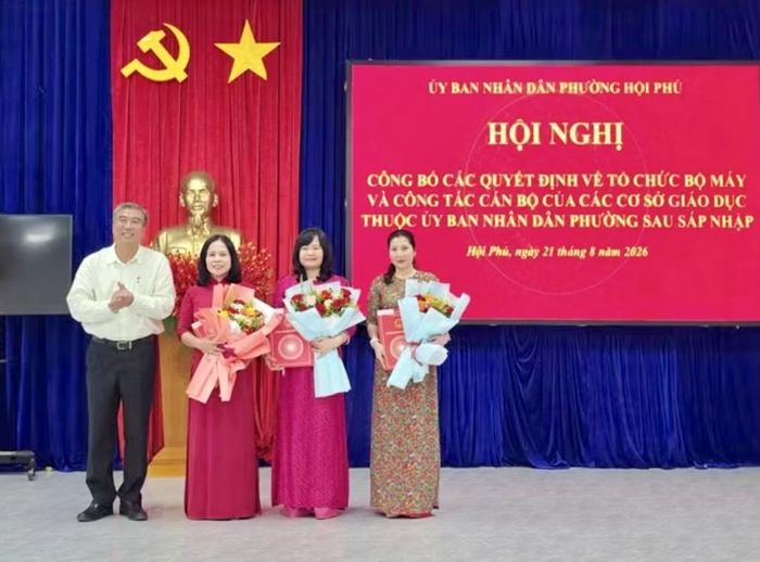 Đồng chí Vũ Mạnh Định - Chủ tịch phường Hội Phú trao quyết định và động viên các giáo viên trước thềm năm học mới↵