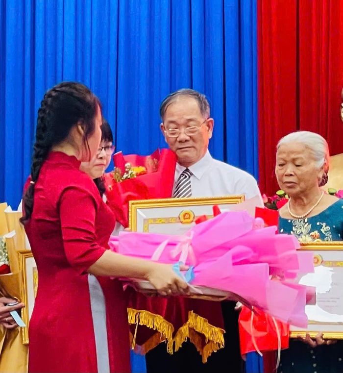 Đảng viên Chế Văn Đủ nhận Huy hiệu 35 năm tuổi Đảng