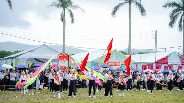 Không chỉ dành riêng cho thiếu nhi, hội thi còn trở thành ngày hội của cộng đồng. Sau quá trình sắp xếp, sáp nhập thôn, xóm, những hoạt động như thế này tạo cơ hội để người dân gặp gỡ, giao lưu, hiểu nhau hơn, từ đó xây dựng sự đồng thuận và tiếng nói chung trong cộng đồng dân cư.