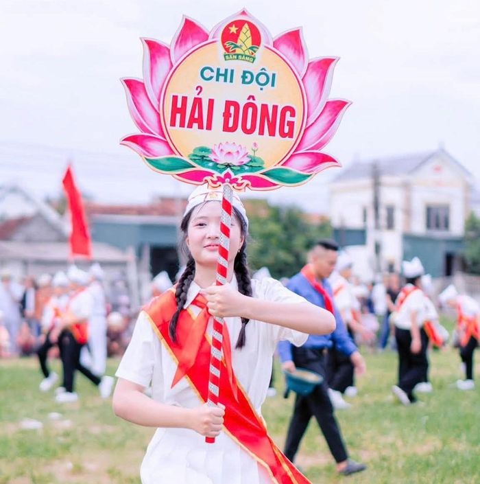 Năm nay, sau sắp xếp thôn, tổ dân phố, các chi đội tham gia nghi thức đội tại các địa phương có số lượng đội viên lớn hơn rất nhiều so với trước. Mỗi đội có khoảng 250 -300 em tham gia. Em Nguyễn Minh Khang - Chi đội Hải Đông (xã Diễn Châu) vui mừng: Đây là năm đầu tiên cháu tham gia hoạt động nghi thức Đội. Cháu thấy rất vui và hồi hộp khi được tham gia hội thi trong dịp lễ lớn của dân tộc.
