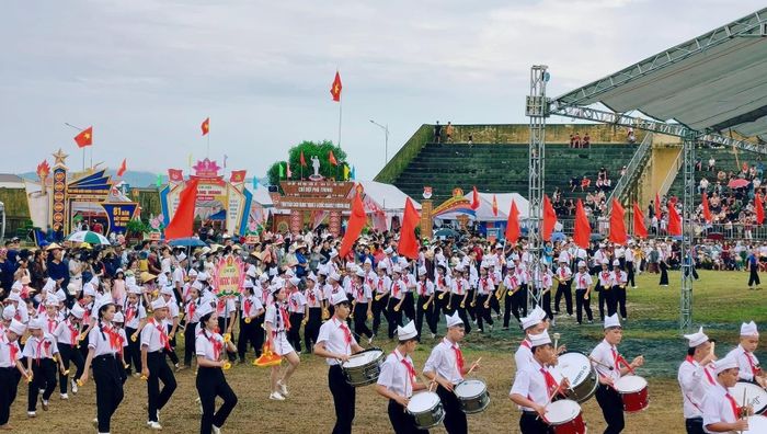 Việc tổ chức các hoạt động trong những ngày cuối tháng Tám không chỉ mang đến sân chơi bổ ích cho thiếu nhi mà còn góp phần giáo dục truyền thống, bồi đắp niềm tự hào và tình yêu quê hương, đất nước cho thế hệ trẻ. Ảnh: Xã Diễn Châu