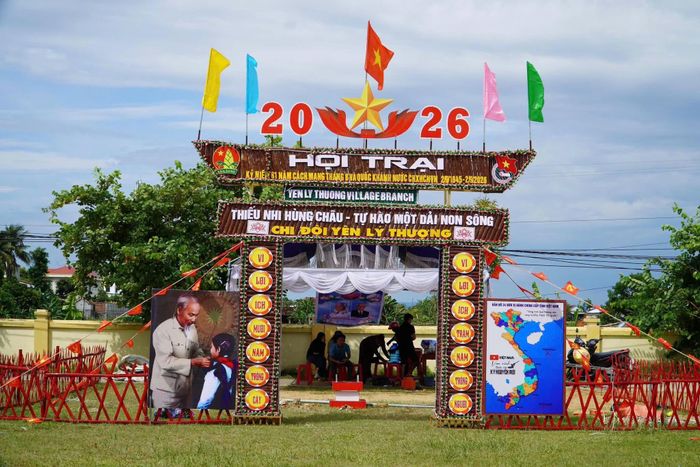 Hội thi Duyệt nghi thức Đội và cắm trại Hè không chỉ tạo sân chơi bổ ích, lành mạnh cho thiếu nhi mà còn góp phần khơi dậy tinh thần đoàn kết, sự sáng tạo trong nhân dân, đặc biệt là thế hệ trẻ. Thông qua hội thi, các em đội viên có cơ hội rèn luyện tính kỷ luật, sự thống nhất trong tổ chức Đội; đồng thời được giáo dục về tư thế, tác phong, cử chỉ, hành động và ngôn ngữ, hình thành sự nhanh nhẹn, chính xác, tự tin, hoạt bát trong học tập và cuộc sống. Cùng với Hội thi Nghi thức Đội, hoạt động cắm trại hè tạo thêm những gam màu rực rỡ cho ngày hội. Các không gian trại được trang trí sinh động, góp phần tạo nên diện mạo tươi vui, đầy sức sống. Ảnh: Xã Hùng Châu