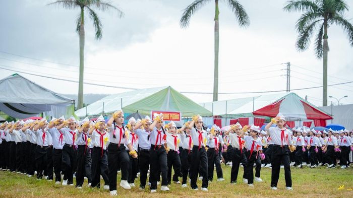 Tại nhiều địa phương, Hội thi nghi thức Đội được tổ chức sôi nổi với sự chuẩn bị chu đáo, công phu. Các em thiếu niên, nhi đồng được đoàn viên, thanh niên hướng dẫn, tập luyện kỹ lưỡng trước ngày hội. Ảnh: Xã An Châu