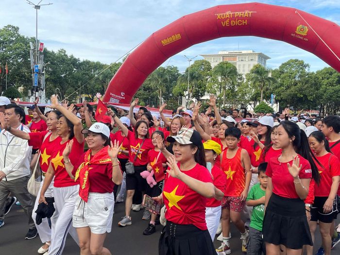 Đông đảo người dân ở nhiều lứa tuổi hưởng ứng chương trình tại các địa phương trên địa bàn Đắk Lắk. Ảnh: Công Lý