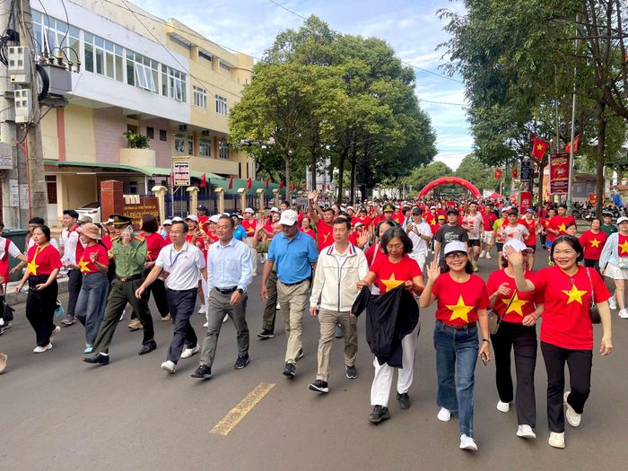 Lãnh đạo tỉnh và đông đảo người dân cùng đi bộ, hưởng ứng chương trình. Ảnh: Công Lý