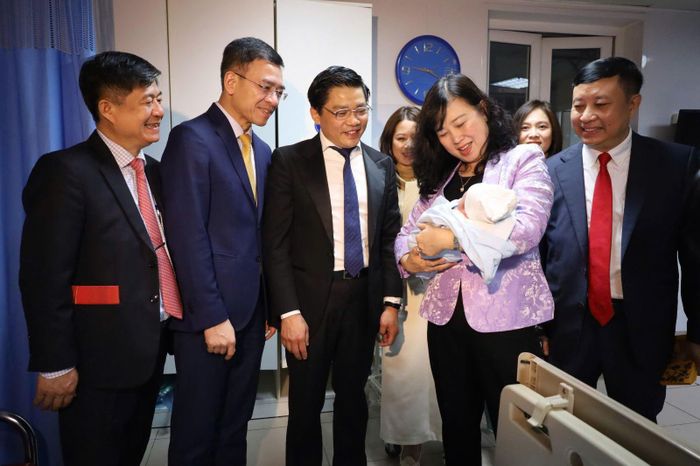 Bộ trưởng Bộ Y tế Đào Hồng Lan thăm và chào đón những công dân nhí trước thềm xuân Bính Ngọ 2026. Ảnh: BYT