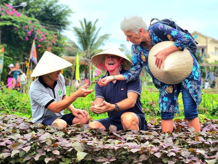 Du khách trải nghiệm trồng rau ở làng Trà Quế, Hội An, Quảng Nam. Ảnh: T.Thành
