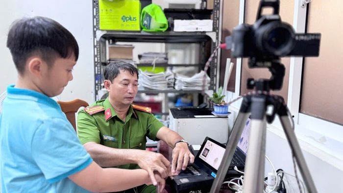 Thời gian làm việc, buổi sáng từ 7h đến 11h; buổi chiều từ 13h đến 17h; Buổi tối từ 19h đến 22h. Ảnh: Tiến Tầm