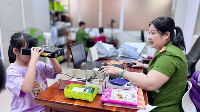 Công an An Giang làm xuyên dịp nghỉ Lễ Quốc khánh 2/9 để làm căn cước công dân, xác định và xác thực điện tử mức độ 2 cho người dân. Ảnh: Tiến Tầm