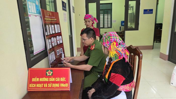 Công an cấp xã thu nhận hồ sơ cấp căn cước và tài khoản định danh điện tử, hướng dẫn người dân cài đặt VNeID xuyên lễ.
