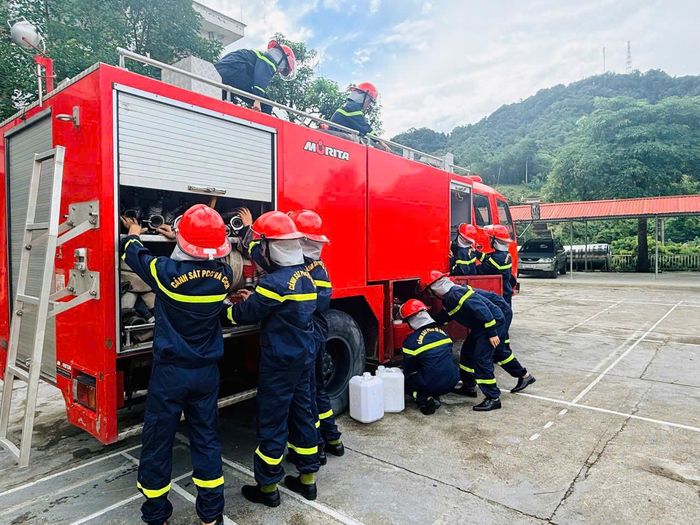 Cán bộ chiến sĩ Cảnh sát PCCC và CNCH kiểm tra trang thiết bị, phương tiện, thường trực sẵn sàng chiến đấu.
