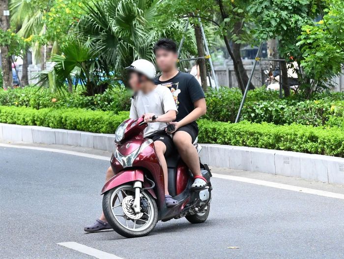 Trường hợp không đội mũ bảo hiểm quay đầu xe bỏ chạy