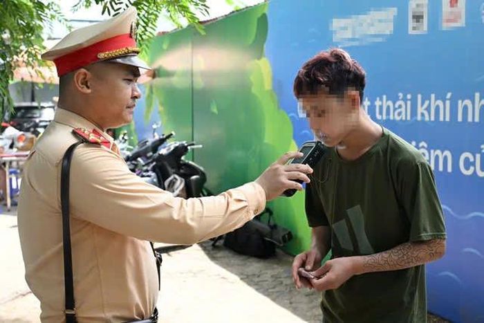 Thanh niên điều khiển xe mô tô vi phạm nồng độ cồn bị xử lý