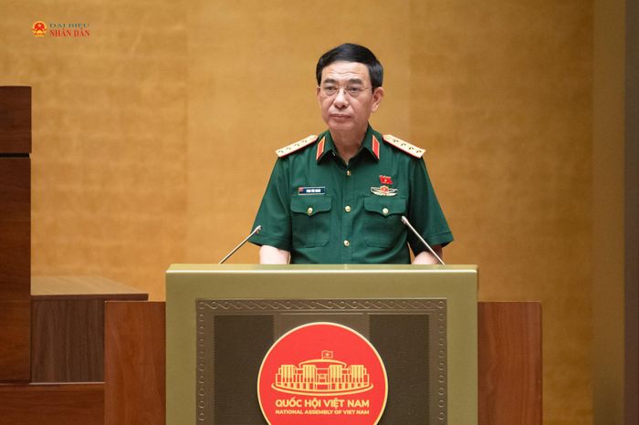 Phó Thủ tướng Chính phủ, Bộ trưởng Bộ Quốc phòng, Đại tướng Phan Văn Giang trình bày Báo cáo tiếp thu, giải trình và chỉnh lý dự thảo Luật sửa đổi, bổ sung một số điều của 9 luật về quân sự, quốc phòng, chiều 23/8/2026. Ảnh: Phạm Thắng