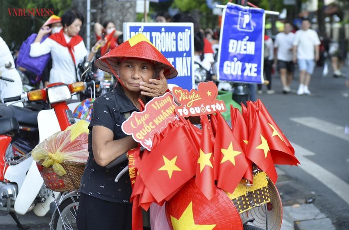 Đây cũng là địa điểm check-in quen thuộc đối với du khách trong và ngoài nước mỗi khi ghé thăm Hà Nội. Những ngày này, đã có hàng nghìn lượt khách đổ về check-in.