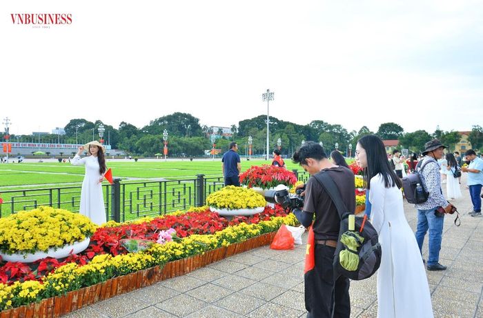Đây cũng chính là thời điểm dịch vụ chụp ảnh nhanh chóng “lên ngôi” khi được nhiều người lựa chọn để ghi lại những khoảnh khắc ý nghĩa.