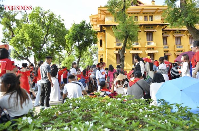 Theo tìm hiểu, đối với gói chụp dịch vụ trả file nhanh, mức giá dao động trung bình từ 10 - 20 nghìn đồng cho mỗi kiểu. Đối với những đoàn đông, mức giá sẽ thay đổi.