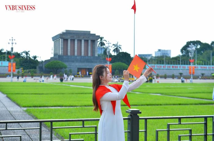 Dù chi phí khá cao, nhưng nhiều người vẫn sẵn sàng chi trả để sở hữu bộ ảnh chỉn chu, màu sắc rực rỡ, vừa “bắt trend” lại vừa mang ý nghĩa tinh thần đặc biệt để hưởng ứng đại lễ kỷ niệm 80 năm Cách mạng Tháng Tám và Quốc khánh 2/9.