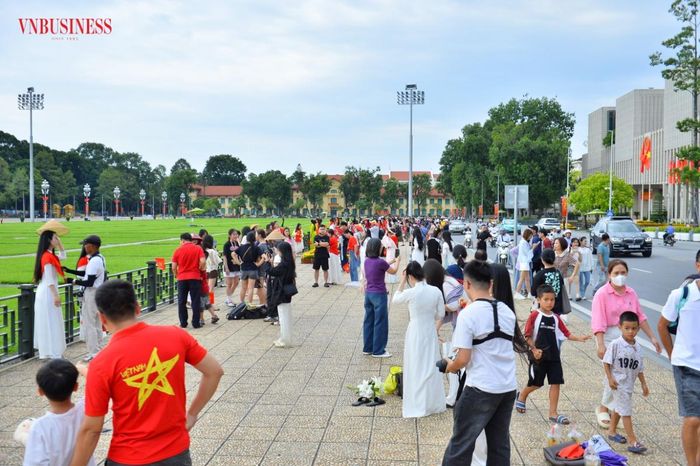 Theo các thợ ảnh, sức hút của trào lưu này nằm ở việc kết hợp yếu tố truyền thống với tinh thần yêu nước. Khách hàng vừa được khoác lên mình trang phục dân tộc, vừa lưu giữ hình ảnh cá nhân trong không gian gắn với biểu tượng quốc gia.