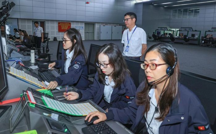 Kíp trực tại Trung tâm Kiểm soát đường dài (ATCC) Hà Nội duy trì trạng thái sẵn sàng, bảo đảm điều hành hoạt động bay an toàn, thông suốt trong toàn vùng trách nhiệm. Ảnh: VATM