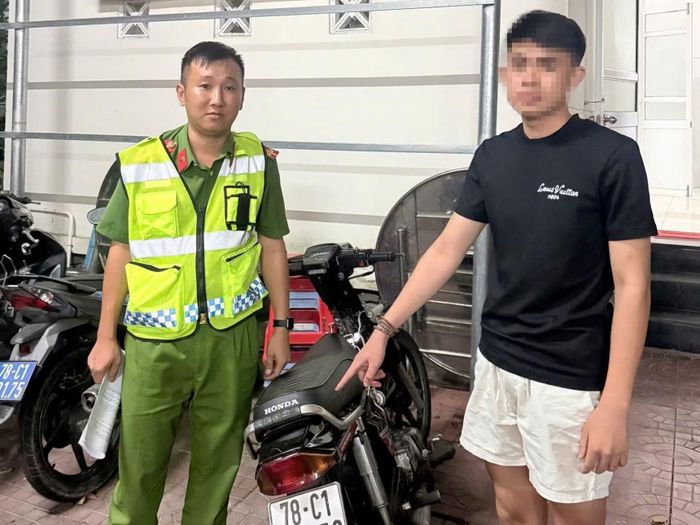 Huỳnh Minh C tại thời điểm Công an phường Phú Yên truy tìm, xác minh đưa về cơ quan Công an để xử lý vi phạm.