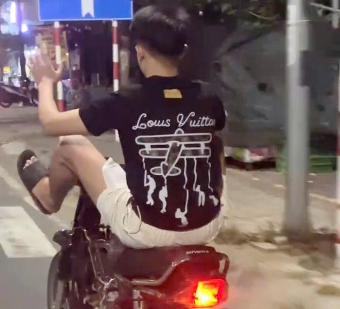 Hình ảnh Huỳnh Minh C chạy xe máy "diễn xiếc" trên đường phố được cắt từ clip.