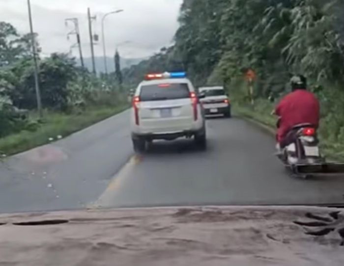 Sản phụ được lực lượng CSGT Lâm Đồng dẫn đường trên quốc lộ 20, đoạn qua đèo Bảo Lộc. Ảnh cắt từ clip.