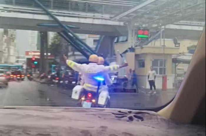 Lực lượng CSGT TP Hồ Chí Minh dẫn đường đưa sản phụ tới Bệnh viện Từ Dũ.