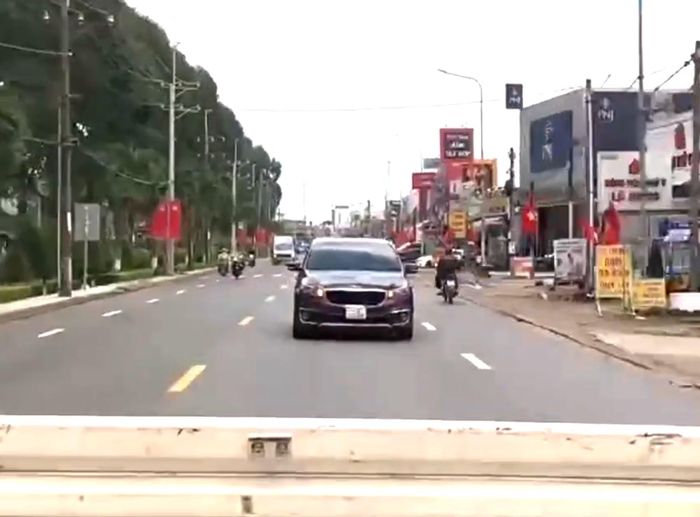 Xe chở sản phụ từ Lâm Đồng xuống TP Hồ Chí Minh cấp cứu được lực lượng CSGT dẫn đường. Ảnh cắt từ clip.