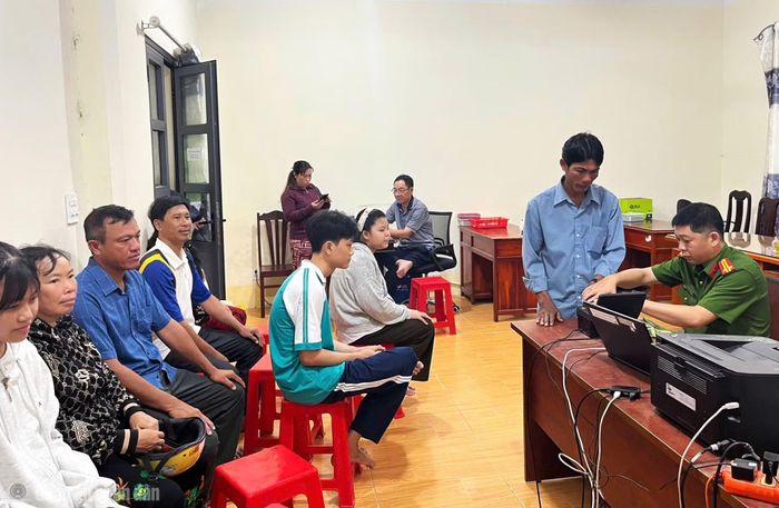 Đông đảo người dân đến Công an xã Phước Long trong dịp lễ Quốc khánh 2/9 để làm thủ tục cấp căn cước, định danh điện tử.