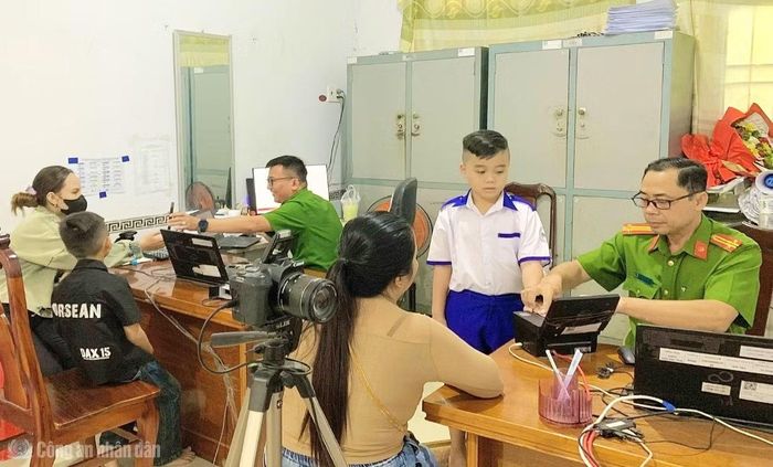 Công an xã Cái Nước cấp căn cước cho học sinh trong dịp lễ 2/9, trước thềm năm học mới.