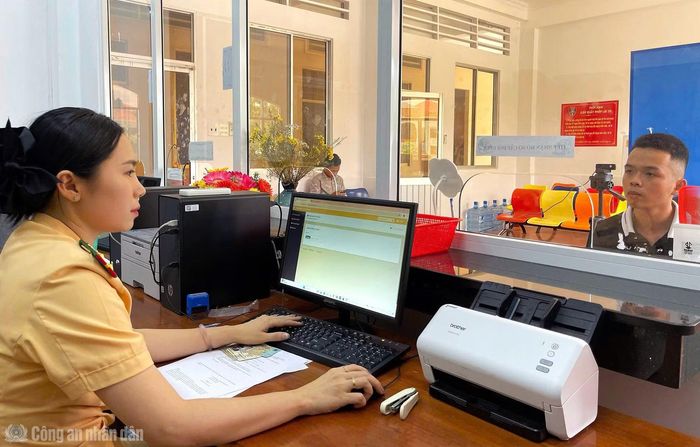 Phòng Cảnh sát giao thông tiếp nhận, giải quyết cấp đổi giấy phép lái xe trong ngày cho người dân dịp lễ.