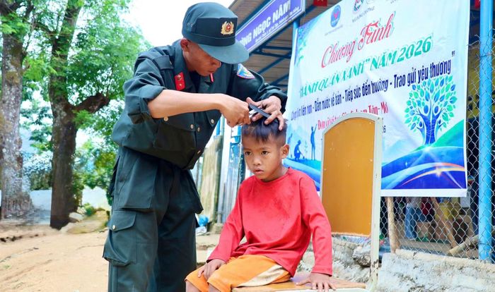 Tuổi trẻ CSCĐ cắt tóc cho trẻ em.