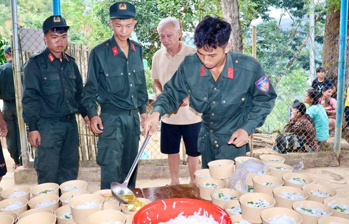 Tuổi trẻ các đơn vị hăng hái tổ chức “Bữa ăn nhân ái”.