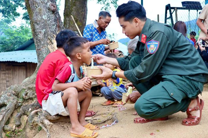 Một em nhỏ được chiến sĩ CSCĐ chăm sóc bữa ăn.