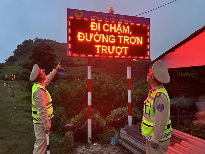 Biển báo LED tại tuyến đường Quốc lộ 6.