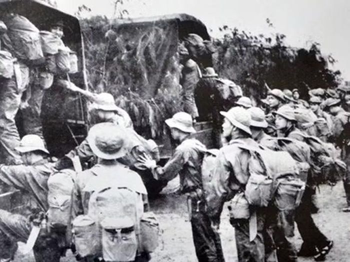 Hàng trăm cán bộ chiến sĩ Công an tỉnh Thanh Hóa lên đường chi viện cho chiến trường miền Nam.